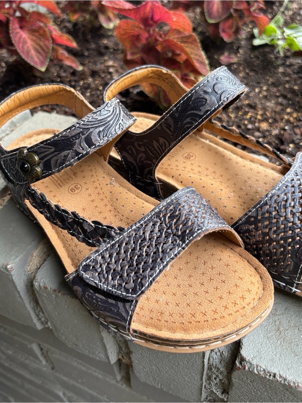 L'Artiste by Spring Step "Popular" Floral Embossed Leather Sandals - Sz 39  (8) - Picture 2 of 9